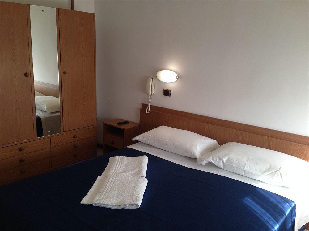 Hotel Manola リミニ エクステリア 写真