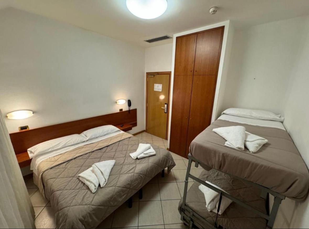 Hotel Manola リミニ エクステリア 写真
