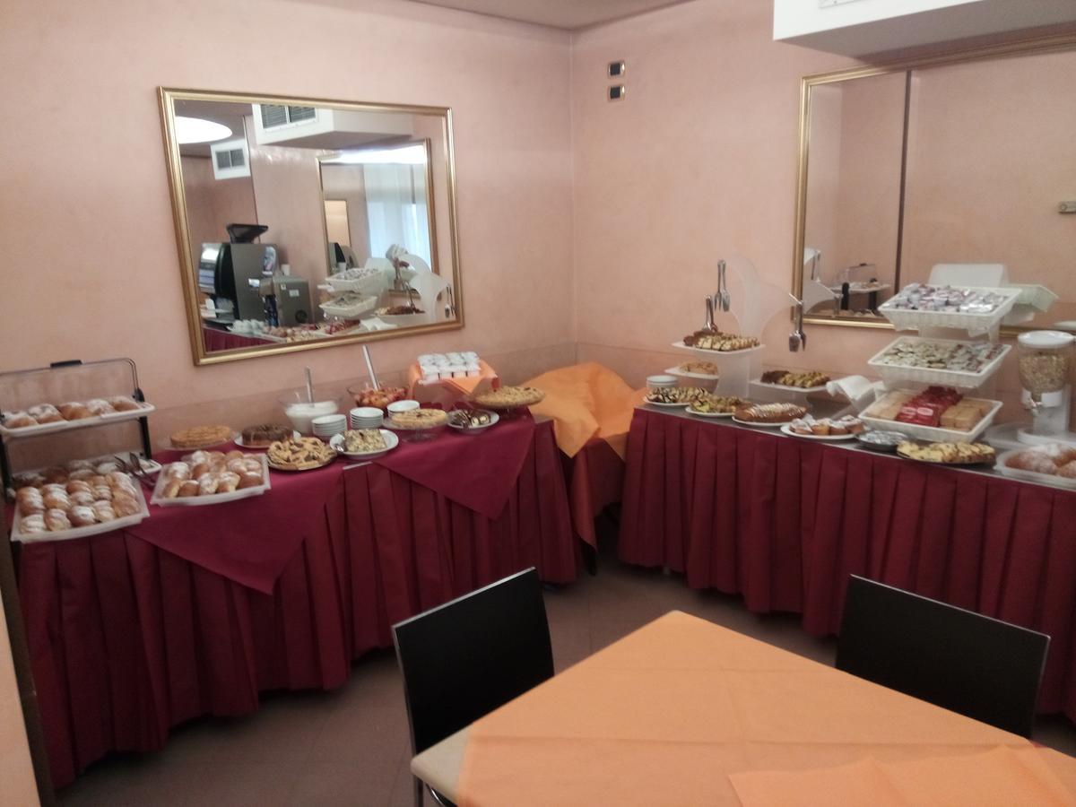 Hotel Manola リミニ エクステリア 写真